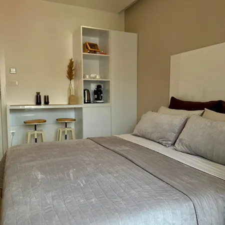 Πανσιόν Luxury Skyfall 4*