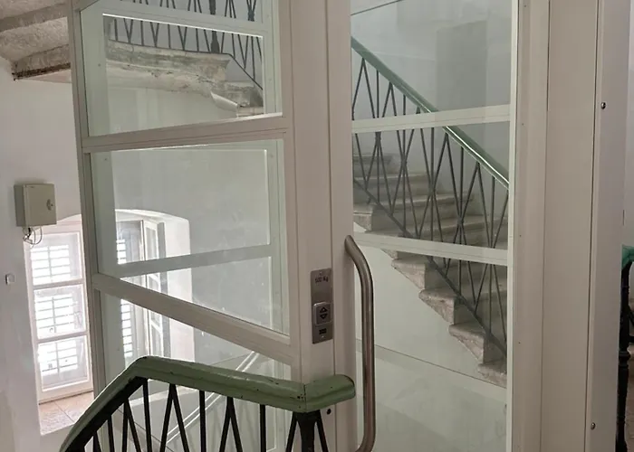 Πανσιόν Luxury Skyfall 4*