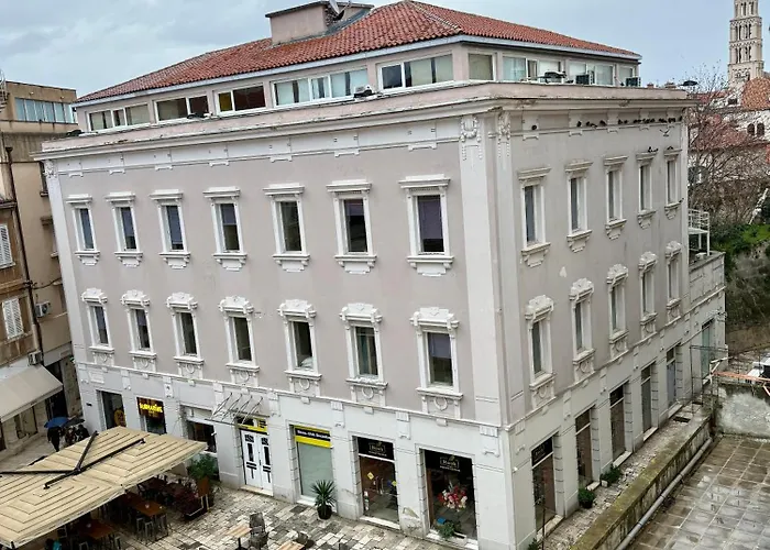 Luxury Skyfall Πανσιόν