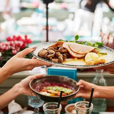 Gasthuis Luxury Skyfall 4*