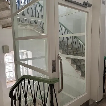 Gasthuis Luxury Skyfall 4*