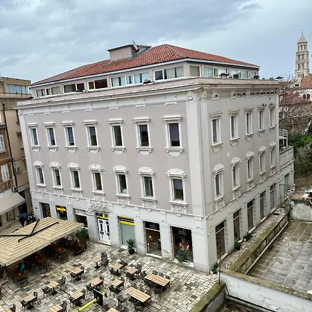 Luxury Skyfall בית הארחה